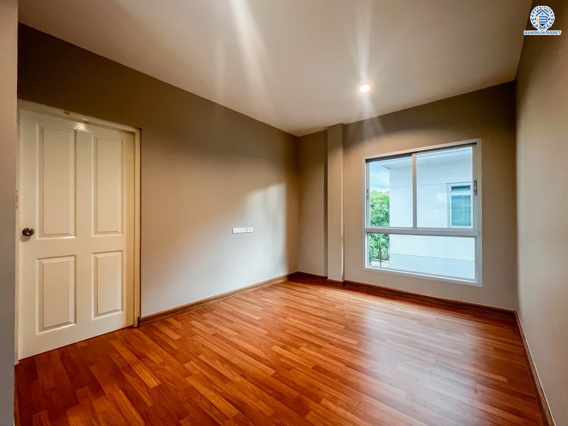 บ้านมือสองตกแต่งใหม่ โครงการ ไลฟ์บางกอกบูเลอวาร์ด ราชพฤกษ์-จรัญ เนื้อที่ 50.8 ตร.ว. ดีไซน์ตอบทุกไลฟ์สไตล์ ฟังก์ชัน 3 ห้องนอน 3 ห้องน้ำ 1 ห้องอเนกประสงค์ จอดรถได้ 2 คัน บนทำเลเชื่อมต่อทุกเส้นทาง ใกล้รถไฟฟ้าสายสีน้ำเงิน "สถานีบางหว้า" และจุดขึ้นทางด่วน "กาญจนาภิเษก"